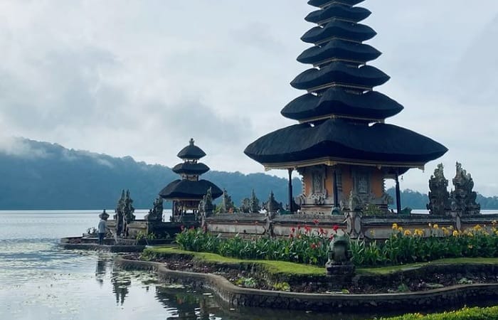 Update terbaru Pura Ulun Danu Beratan Bedugul: harga tiket masuk, spot foto ikonik, sejarah pura, dan tips berkunjung ke ikon wisata Bali.