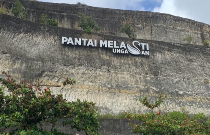 Suasana Pantai Melasti Bali terkini makin ramai awal 2026. Tebing ikonik, beach club hits, dan sunset indah jadi daya tarik utama.