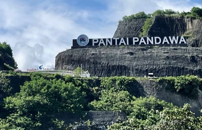 Suasana Pantai Pandawa Bali terkini masih ramai dan nyaman. Tebing kapur ikonik, pasir putih, dan kafe pantai jadi daya tarik utama.