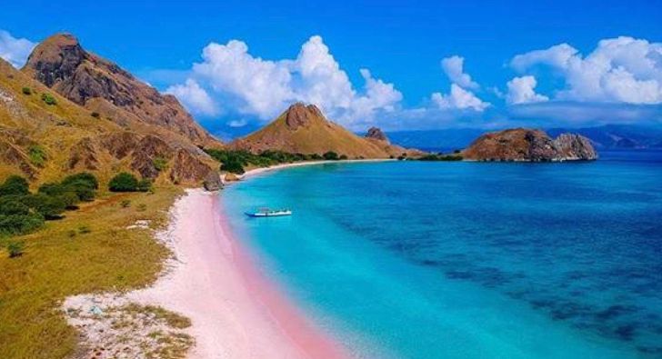 10 pantai di Pacitan rekomendasi liburan: Klayar, Srau, Banyu Tibo hingga Watu Karung. Lengkap tiket masuk dan lokasinya!