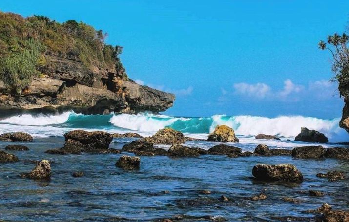 8 pantai terindah di Kabupaten Blitar, dari Tambakrejo sampai Peh Pulo yang dijuluki Raja Ampat-nya Blitar. Wajib masuk wishlist!