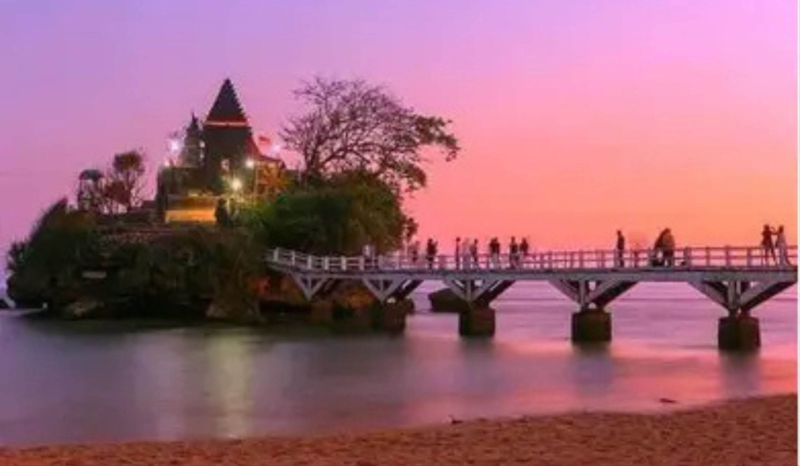 Wisata Pantai Malang Selatan terbaru 2025 menghadirkan Teluk Asmara, Pantai Tiga Warna, hingga Tanjung Penyu yang dijuluki Raja Ampat Jawa Timur.