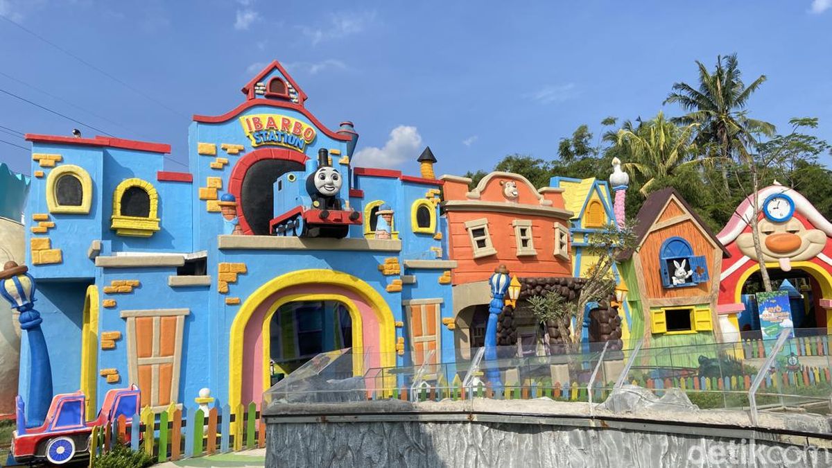 Suasana Ibarbo Park Jogja dengan bangunan warna-warni, wahana interaktif, dan pusat oleh-oleh yang lengkap.