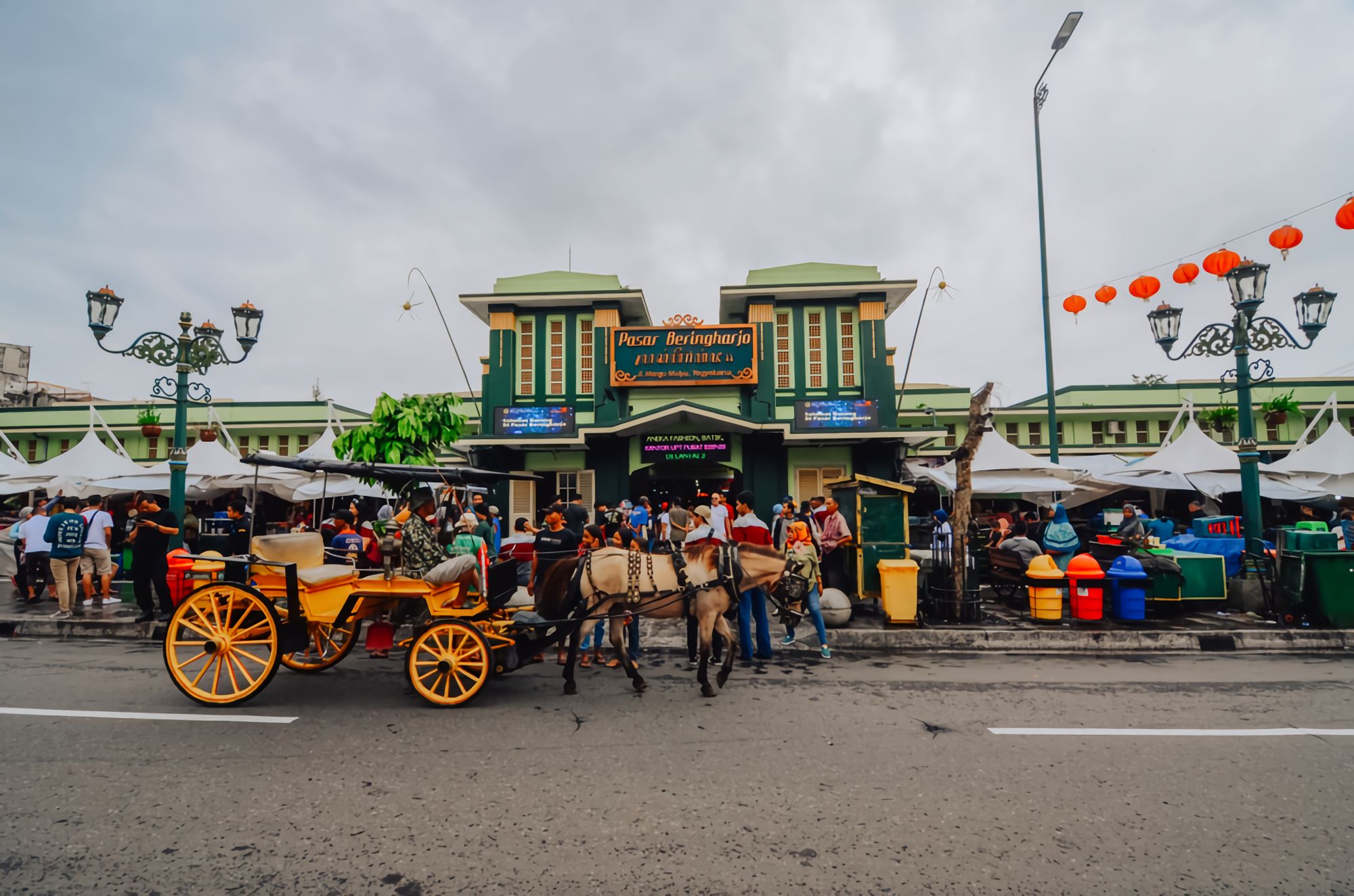 Suasana Pasar Beringharjo yang ramai dengan pedagang batik, jajanan tradisional, dan barang antik.