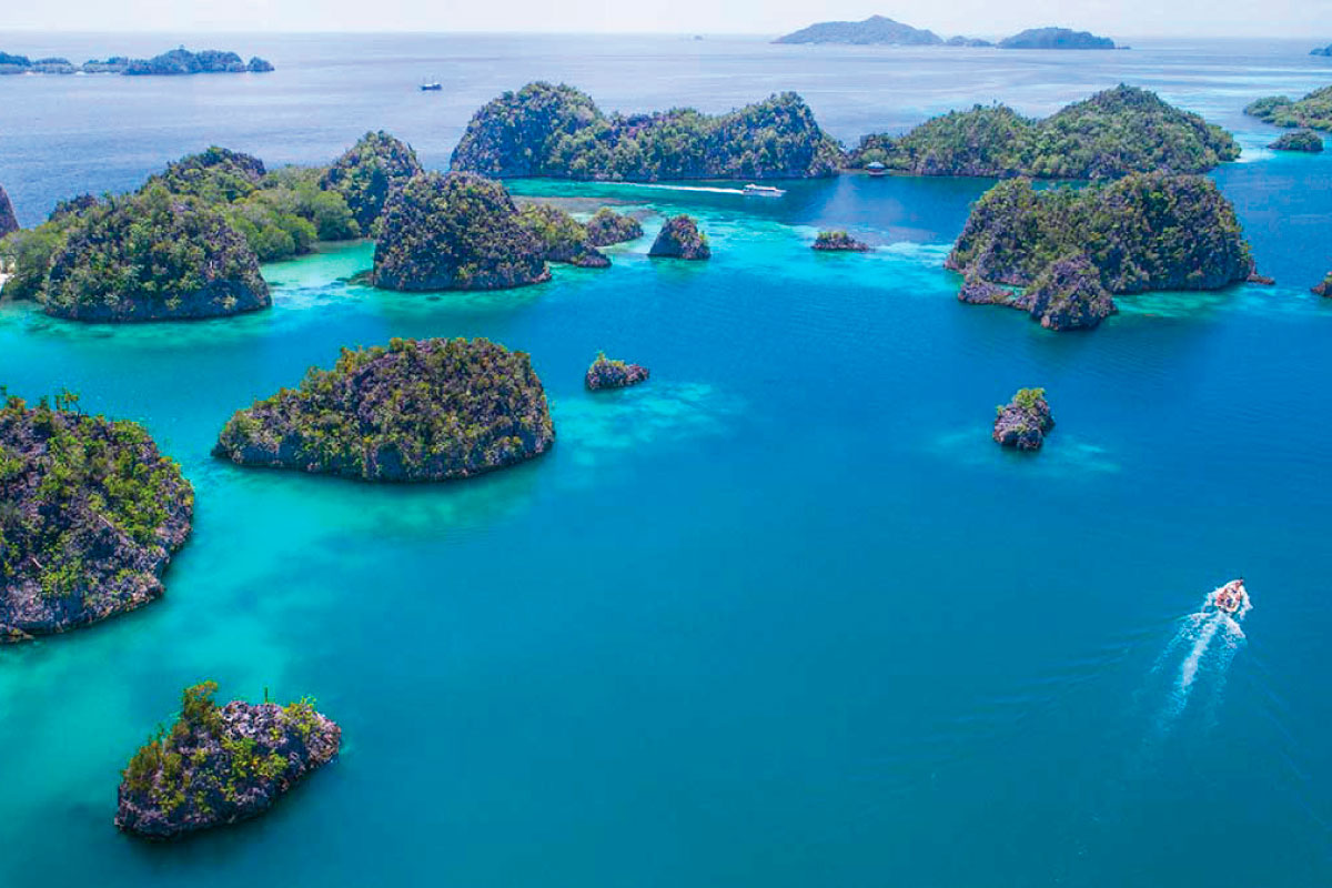 Panorama gugusan pulau dan laut biru jernih di Raja Ampat, Papua Barat.