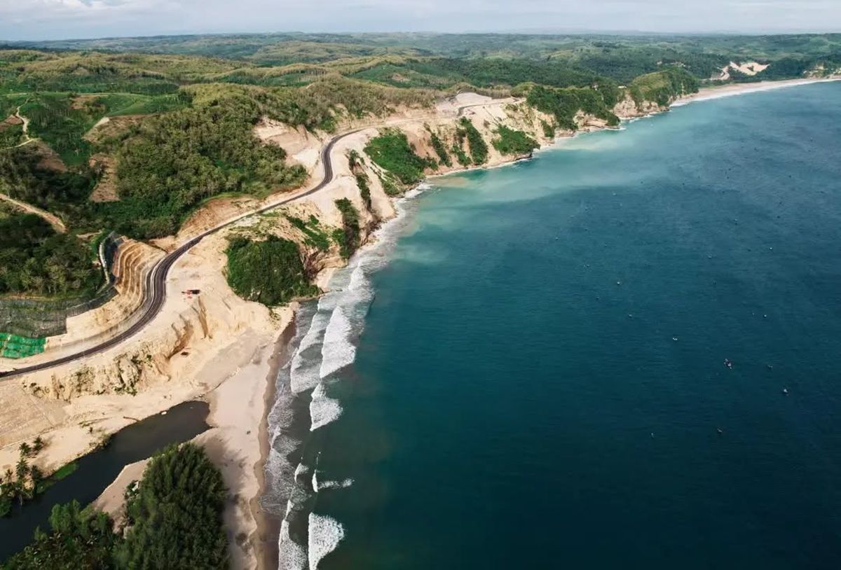 Bukit JLS Pantai Sine, salah satu destinasi favorit di Jalur Lintas Selatan Tulungagung dengan panorama pesisir selatan Jawa.