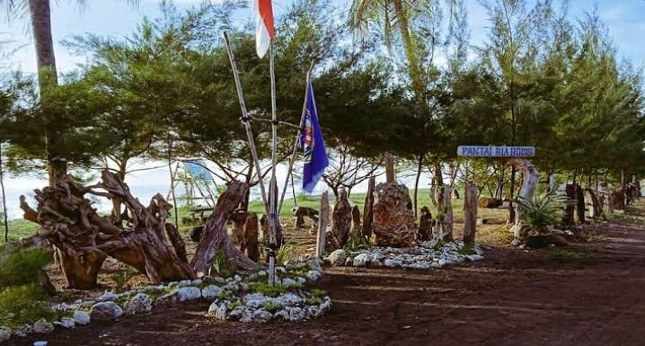 Pantai Ria Bomo Banyuwangi makin rapi: jalan aspal mulus, parkir luas, pondok baru, toilet & musala. Surut cocok cari kerang!