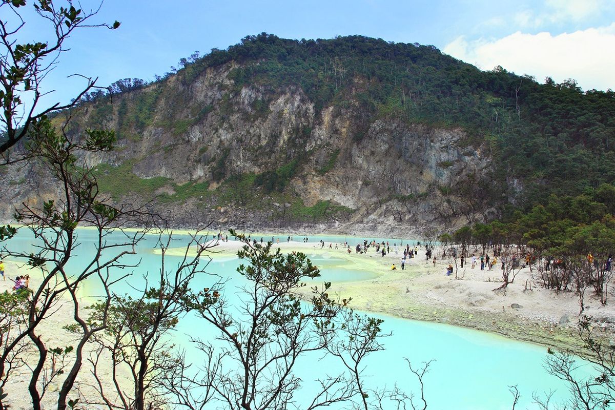 Kawah Putih Ciwidey di kawasan Gunung Patuha, Kabupaten Bandung, Jawa Barat.