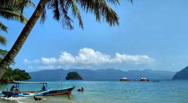 Rekomendasi 7 wisata pantai di Jawa Timur: Kondang Merak, Watu Dodol, Goa Cina, Teluk Asmara, Klayar, 3 Warna, Papuma.