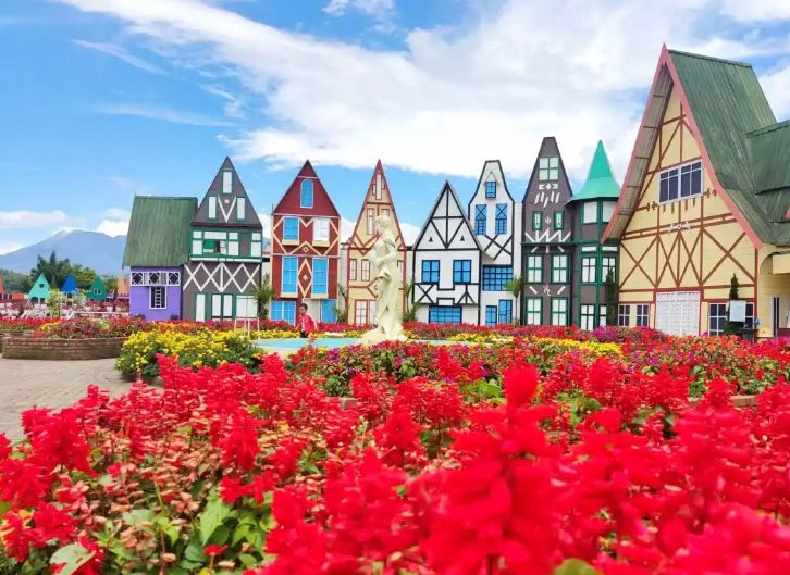 8 wisata Malang terbaru 2026: New Wisata Wendit, Santera, Kafe Sawah Pujon, Dusun Kuliner, Kopi Sabin, Bonderland, Sakura Park, Durian Fantasi.