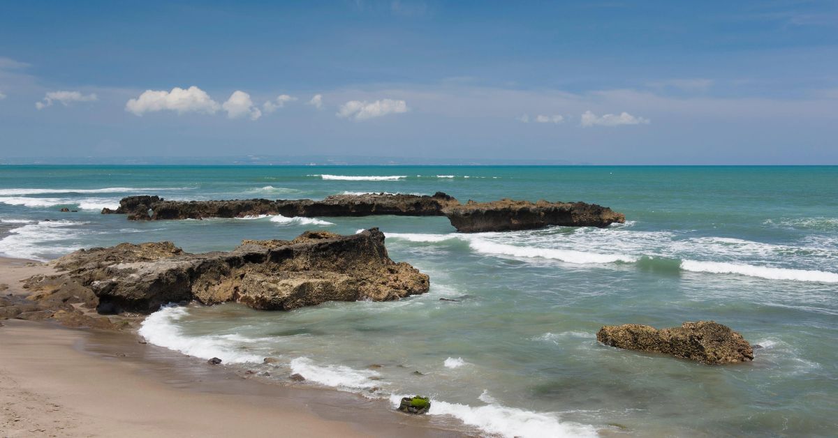 Pantai Batu Belig Bali 2026 menawarkan pantai gratis, sunset indah, suasana tenang, dan fasilitas lengkap di antara Seminyak dan Canggu.
