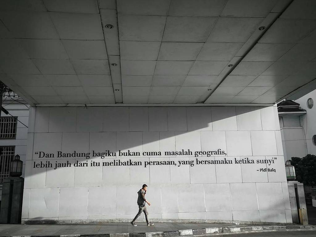 Jalan Asia Afrika menjadi ikon wisata sejarah dan ruang publik favorit di pusat Kota Bandung.