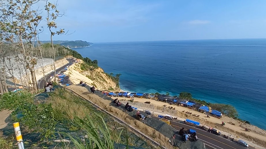 Panorama Jalur Lintas Selatan Tulungagung&ndash;Trenggalek yang menawarkan pemandangan pantai dan perbukitan pesisir selatan Jawa Timur.