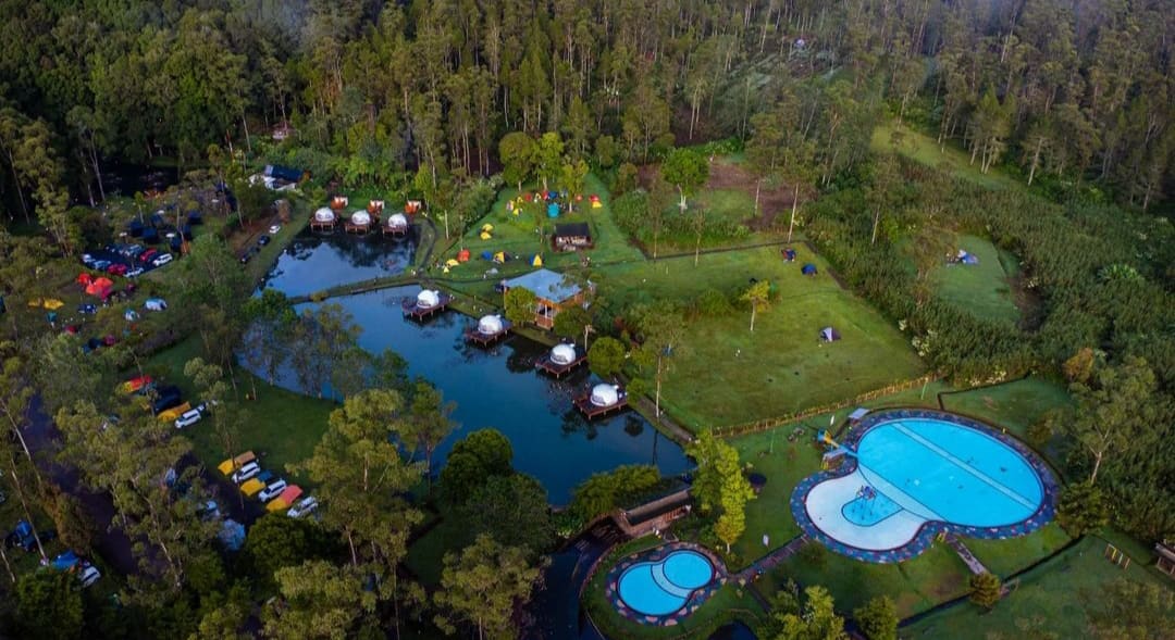Suasana wisata alam Ranca Upas Ciwidey yang dikenal dengan camping ground, penangkaran rusa, dan udara sejuk pegunungan.