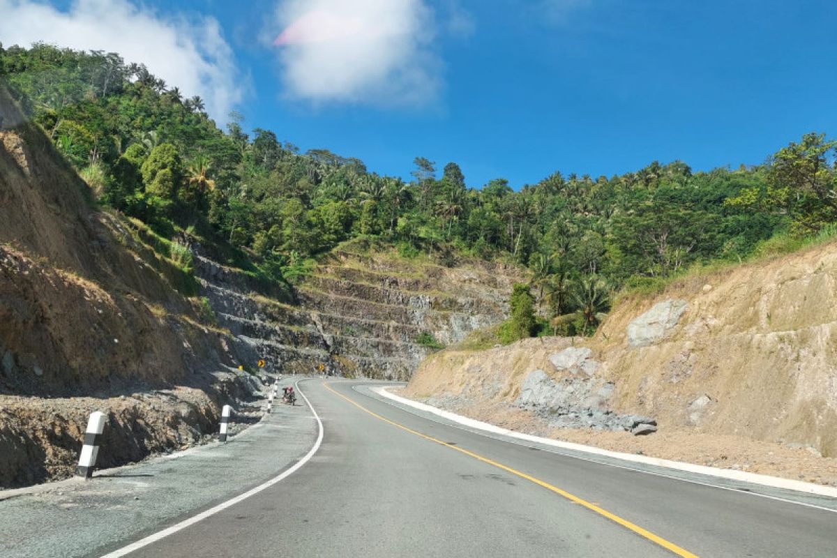 Jalur Lintas Selatan Tulungagung&ndash;Trenggalek viral berkat jalan mulus dan panorama pantai selatan yang memukau.