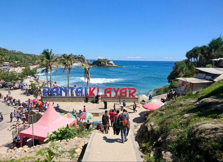 Pantai Klayar Pacitan ramai H+2 Lebaran. Tiket masuk Rp17.000, spot batu mirip Sphinx dan seruling samudra jadi favorit wisatawan.