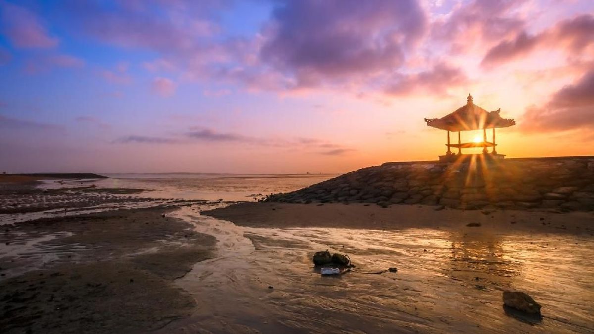 Suasana di Pantai Sanur Bali dengan laut tenang dan langit cerah.