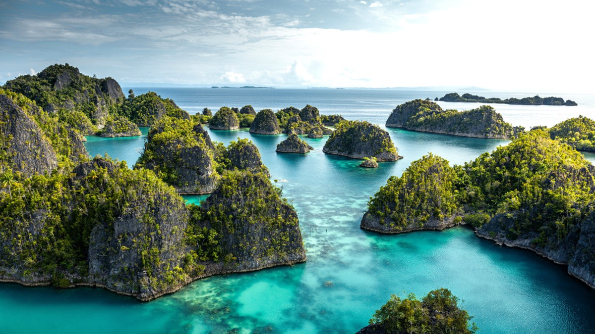 Keindahan alam Raja Ampat di Pulau Misool, Papua Barat Daya, dengan laut biru jernih dan gugusan pulau yang masih alami.