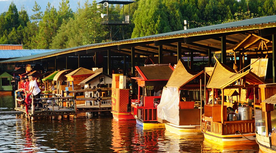 Wahana baru Kereta Danau dan Floating Cruise Lambo menambah daya tarik wisata Floating Market Lembang tahun 2026.