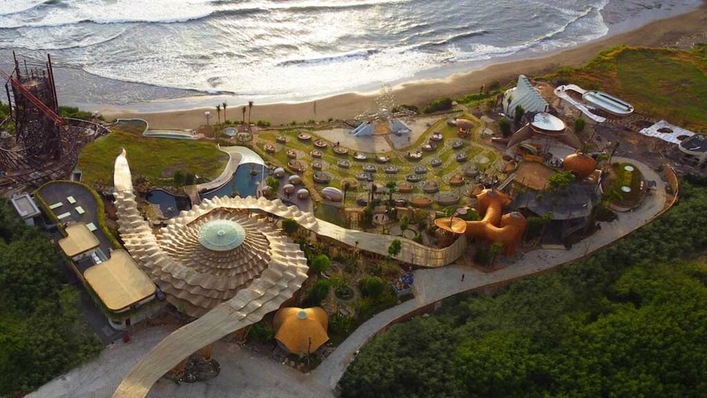 Suasana pantai dan patung Luna Rising di kawasan Luna Beach Club, Nuanu Creative City Bali.