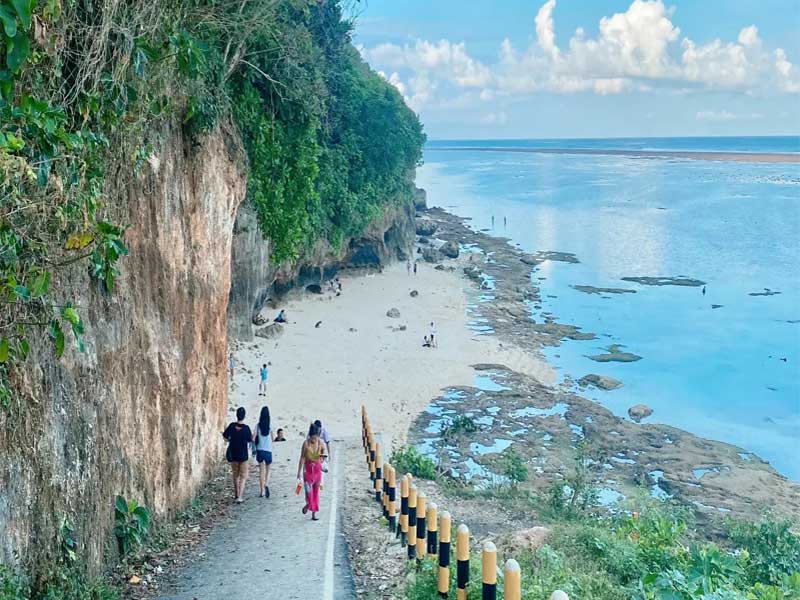 Pantai Tanah Barak Bali 2026 menawarkan jalan tebing ikonik, akses shuttle, tiket terjangkau, dan panorama pantai eksotis di Bali Selatan.