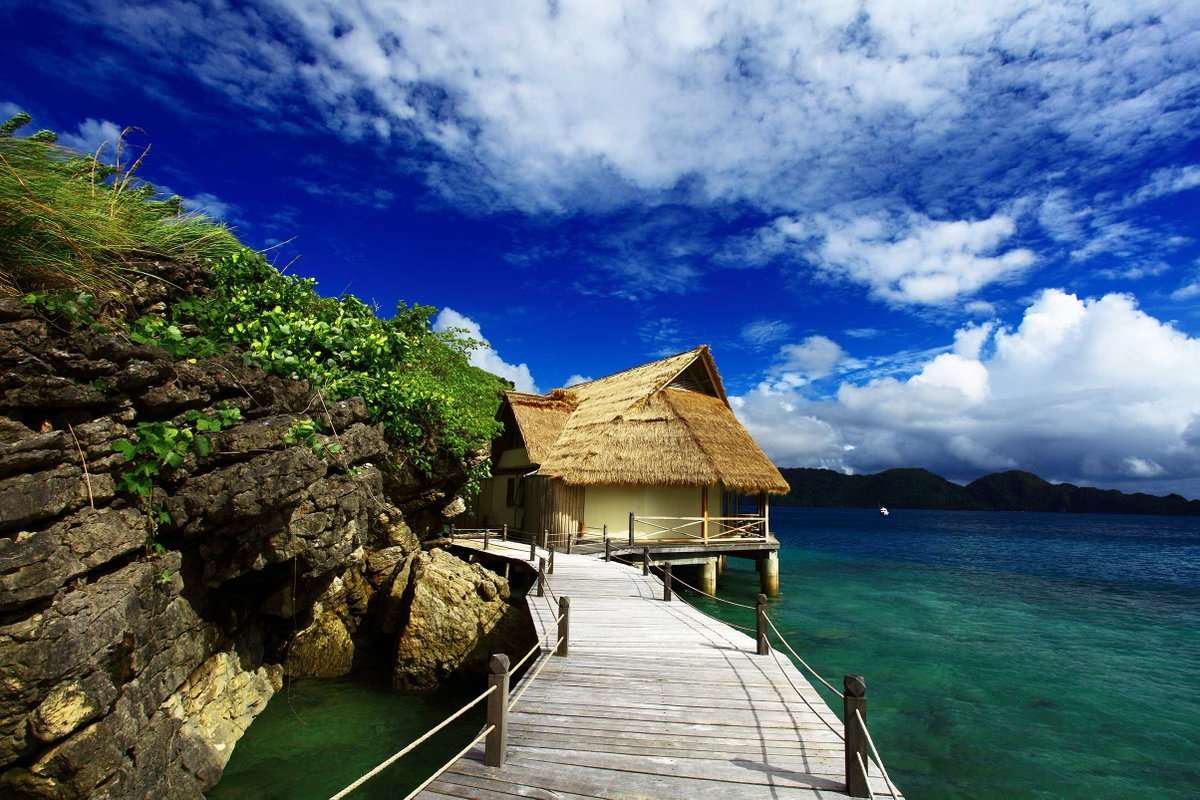 Keindahan Desa Wisata Sauwandarek di Raja Ampat dengan laut jernih dan kehidupan masyarakat adat Papua yang masih lestari.