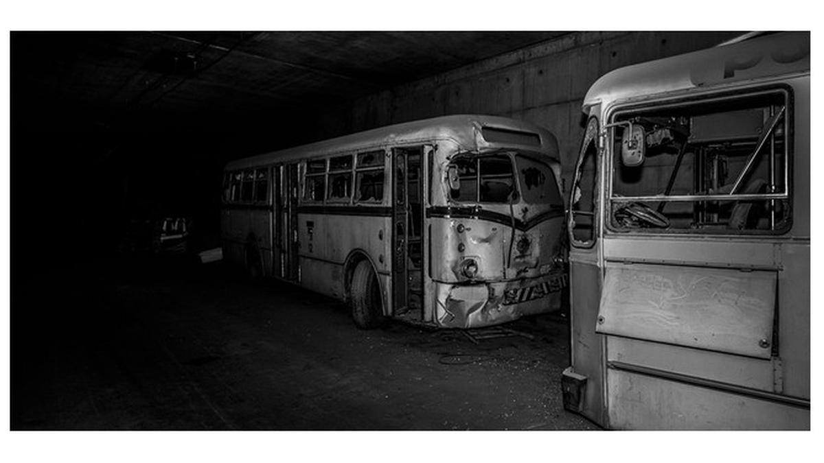 Perjalanan bus malam Bekasi&ndash;Bandung berubah misterius saat penumpang mendadak hilang dan bus terekam kosong.