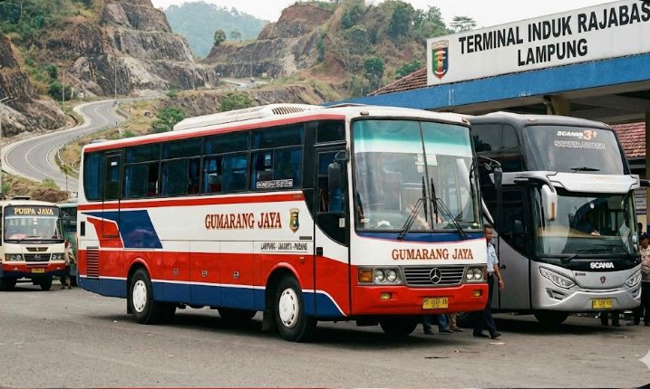 PO Gumarang Jaya masih eksis hingga kini. Simak sejarah bus legendaris Lampung, rute ekstrem, hingga kisah Puspa Jaya.