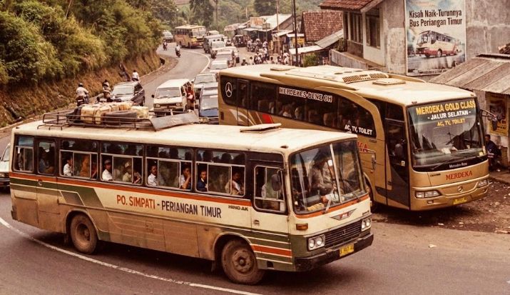Urban legend Bus Sumber Kencono tahun 90-an kembali viral. Kisah mistis jalur Jawa Tengah&ndash;Jawa Timur ini bikin merinding.