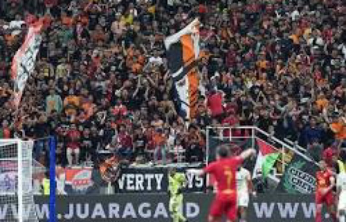 Pemain Persija Jakarta berebut bola dengan pemain Persita Tangerang pada laga BRI Super League Liga 1. Duel Persita vs Persija menjadi salah satu big match pekan ke-19 Liga 1 2026.