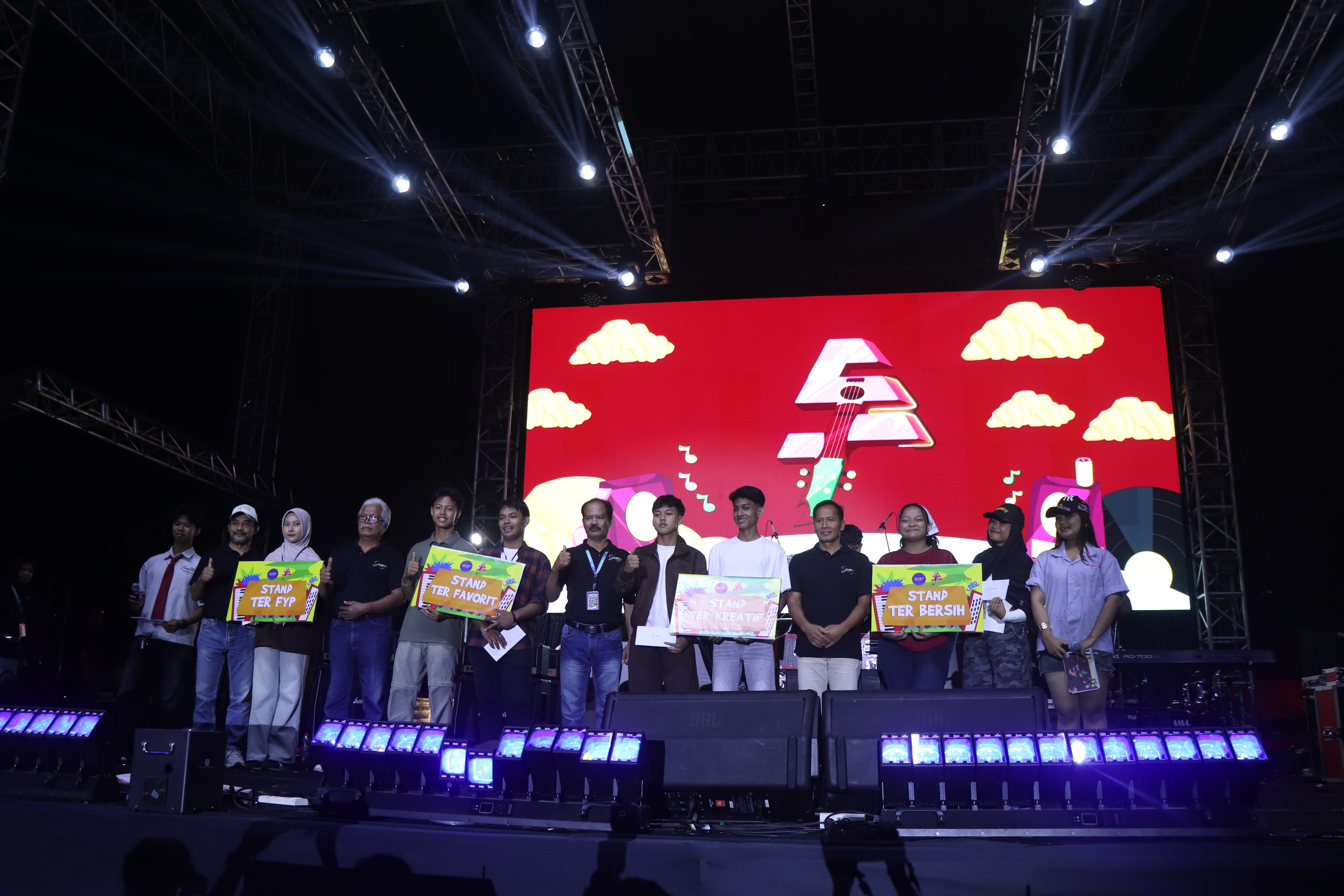 Penyerahkan hadiah kepada para juara stand dalam rangkaian SMABOY Festival 2026.(DHIYAH AYU/RADAR TULUNGAGUNG)