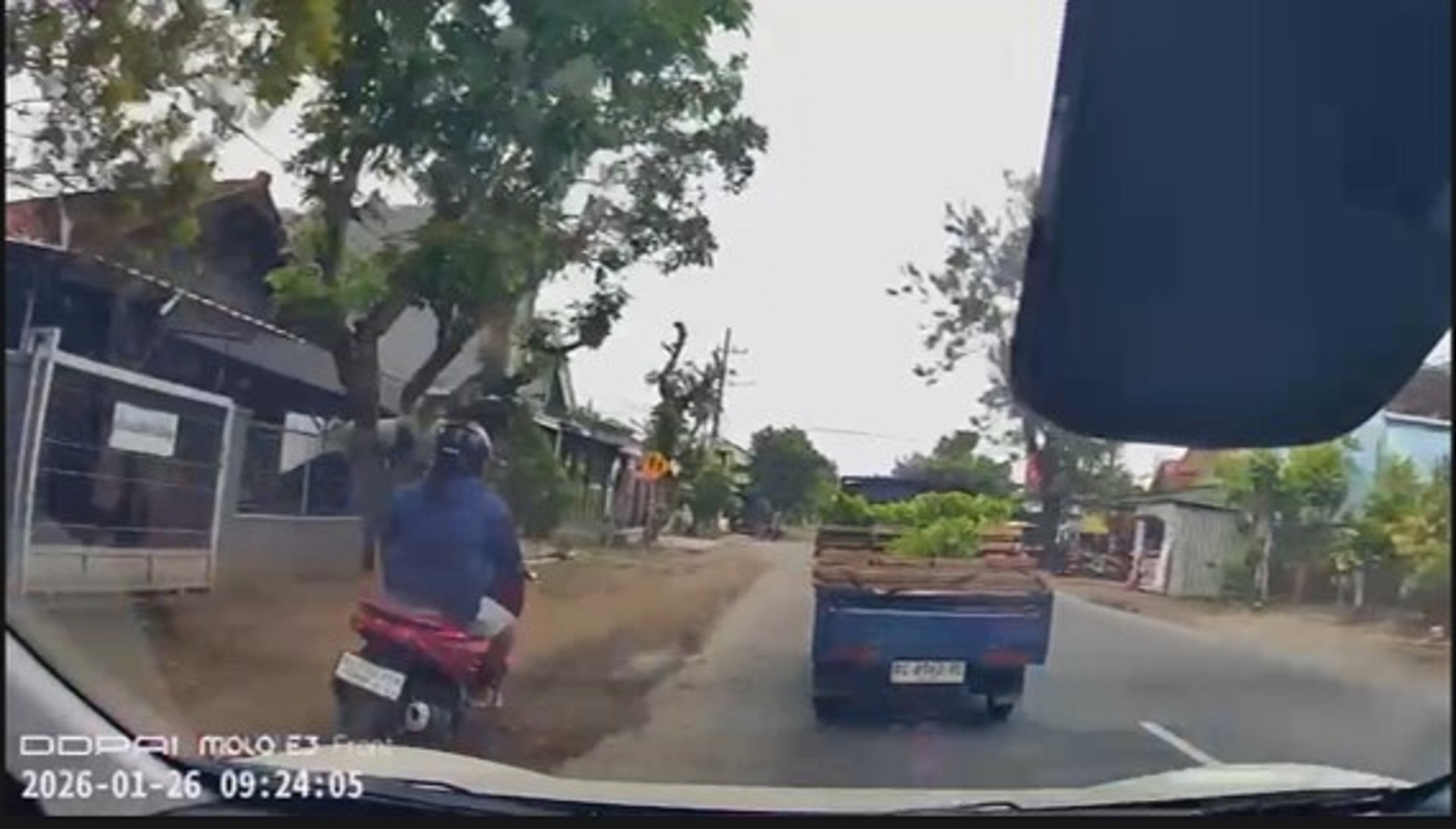 Seorang penjambret terekam dashcam warga pada Senin (26/1/2026).
