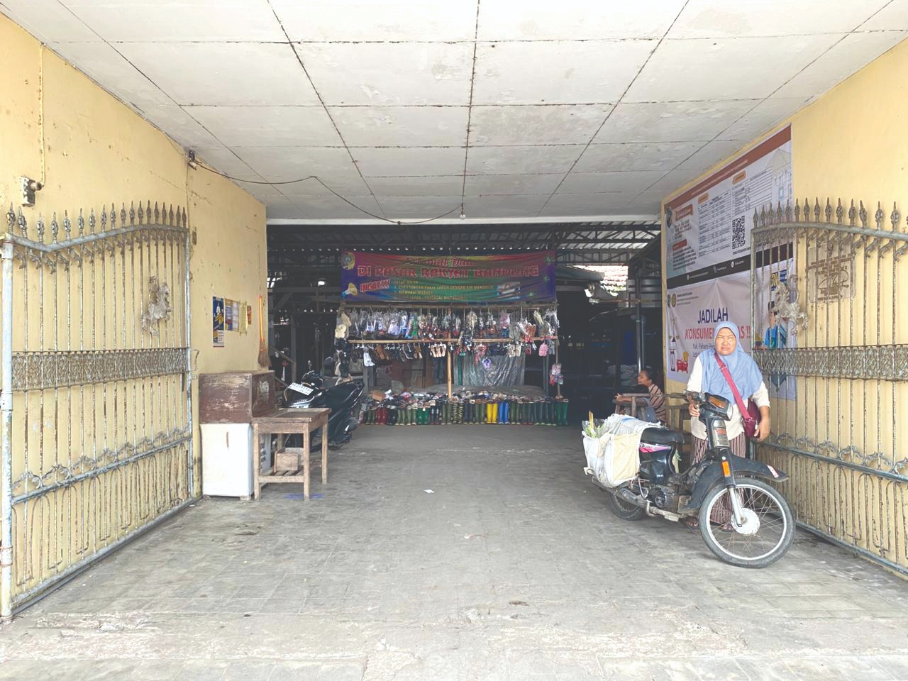 Suasana Pasar Bandung yang menjadi salah satu penyumbang PAD pasar terbesar dari tahun ke tahun.(DR PERDANA/RADAR TULUNGAGUNG)