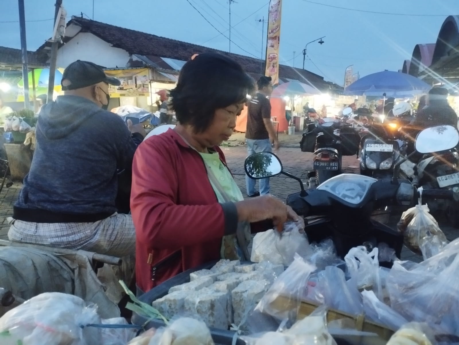 Seorang pedagang sayur keliling usai kulakan di Pasar Ngemplak.(ABDUL HAMID/RADAR TULUNGAGUNG)
