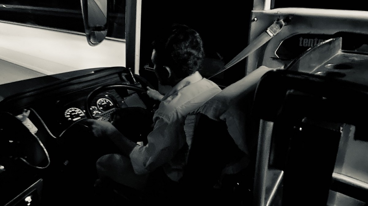 Cerita horor bus hantu di Alas Roban kembali viral, penumpang berwajah hancur hingga sosok tanpa kepala bikin merinding.