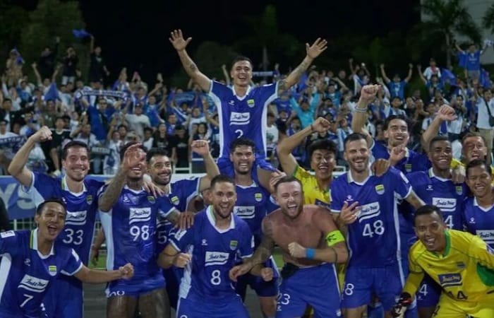 Persib Bandung kembali ke puncak klasemen usai kalahkan PSBS Biak, resmi rekrut Kurzawa-Marx dan Barba batal hengkang.