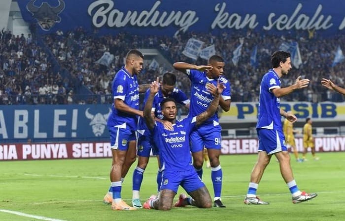 Persib Bandung kalahkan PSBS Biak 1-0, puncaki klasemen. Bojan Hodak jelaskan strategi transfer Maung Bandung.