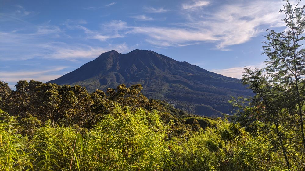 Gunung Lawu dikenal sarat mitos, salah satunya larangan berkata kasar dan mengeluh yang dipercaya bisa mendatangkan gangguan gaib.