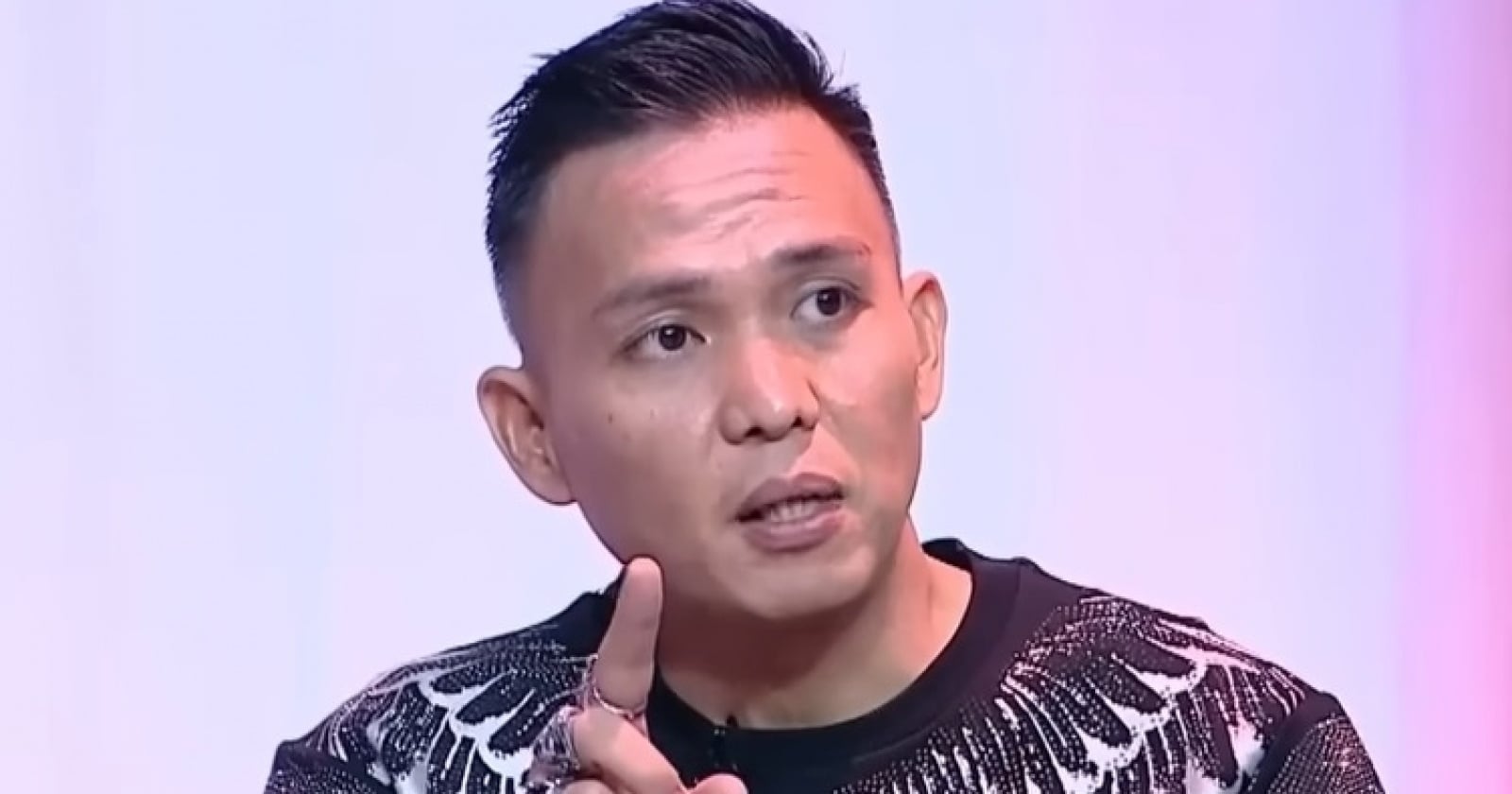 Ramalan Hard Gumay 2026 menyebut pejabat politik inisial A berpotensi terjaring OTT KPK, di tengah prediksi positif ekonomi nasional.