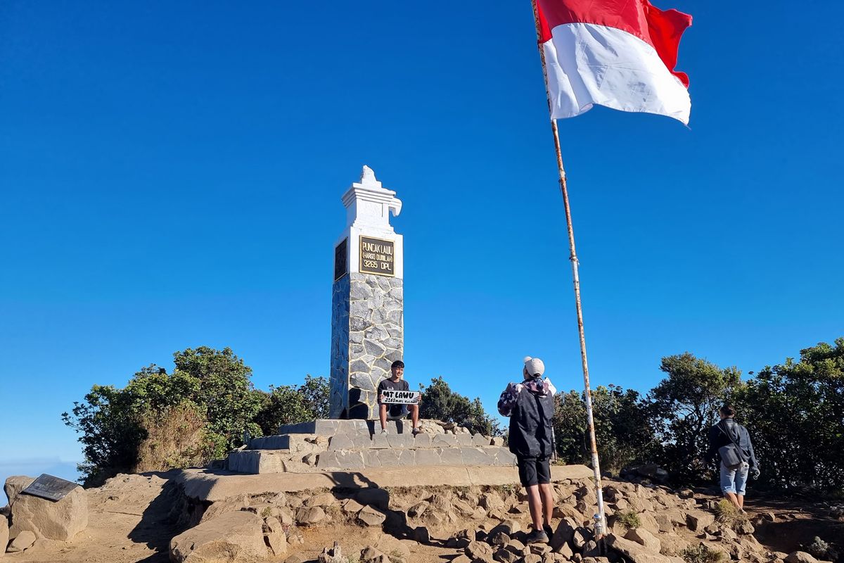 Mitos larangan mendaki Gunung Lawu berjumlah ganjil dipercaya bisa membuat rombongan &ldquo;digenapkan&rdquo; makhluk gaib.