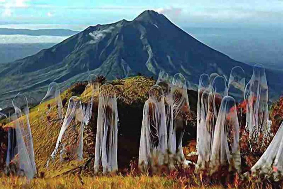 Jalur pendakian Cetho Gunung Lawu yang dikenal dengan legenda Pasar Setan