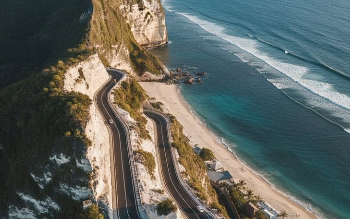 Pantai Melasti Bali makin ramai saat liburan sekolah. Akses jalan ikonik, beach club hits, dan sunset romantis jadi daya tarik utama.