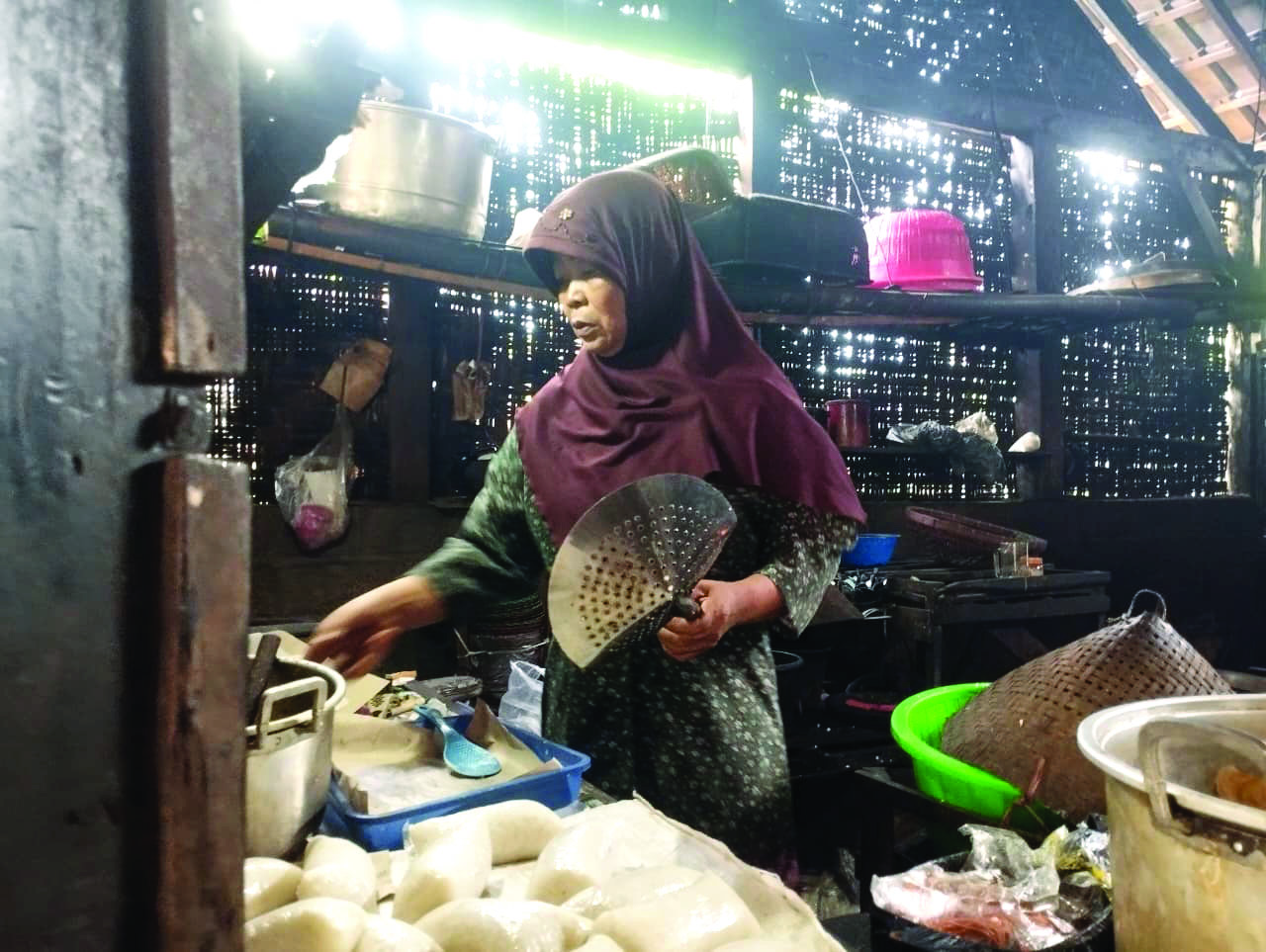 Supirah sedang menata lontong sebagai bahan baku sompil warisan orang tuanya.(ABDUL HAMID/RADAR TULUNGAGUNG)