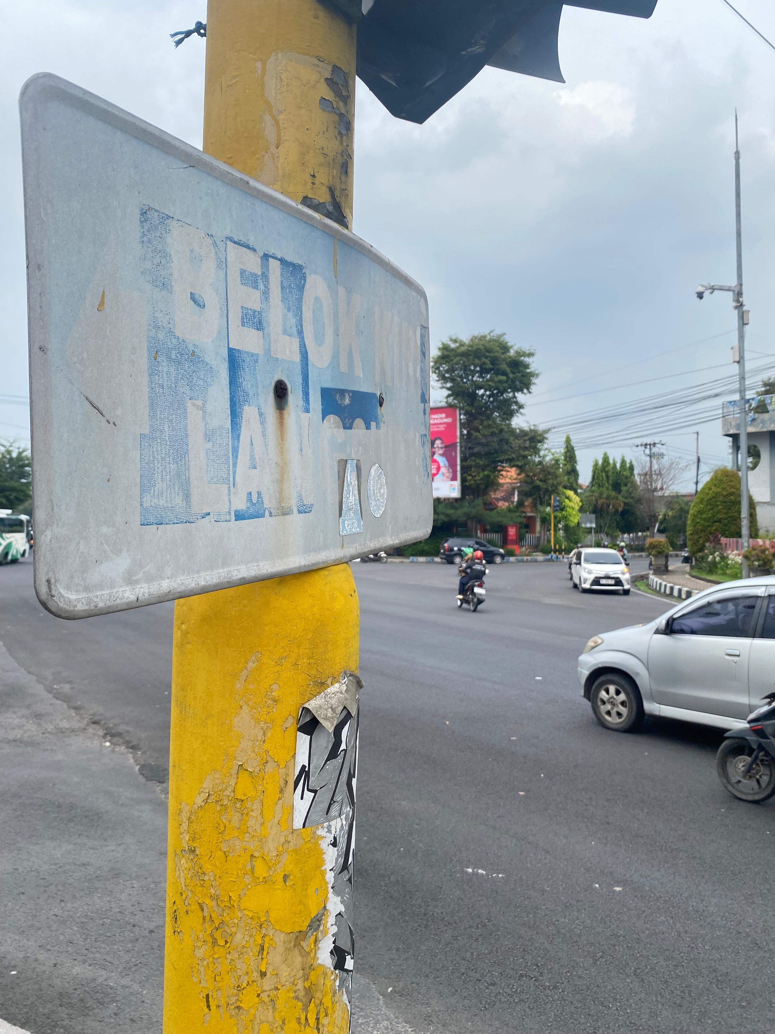 Salah satu rambu perintah di simpang empat rumah sakit lama yang kusam dan butuh peremajaan.(DR PERDANA/RADAR TULUNGAGUNG)