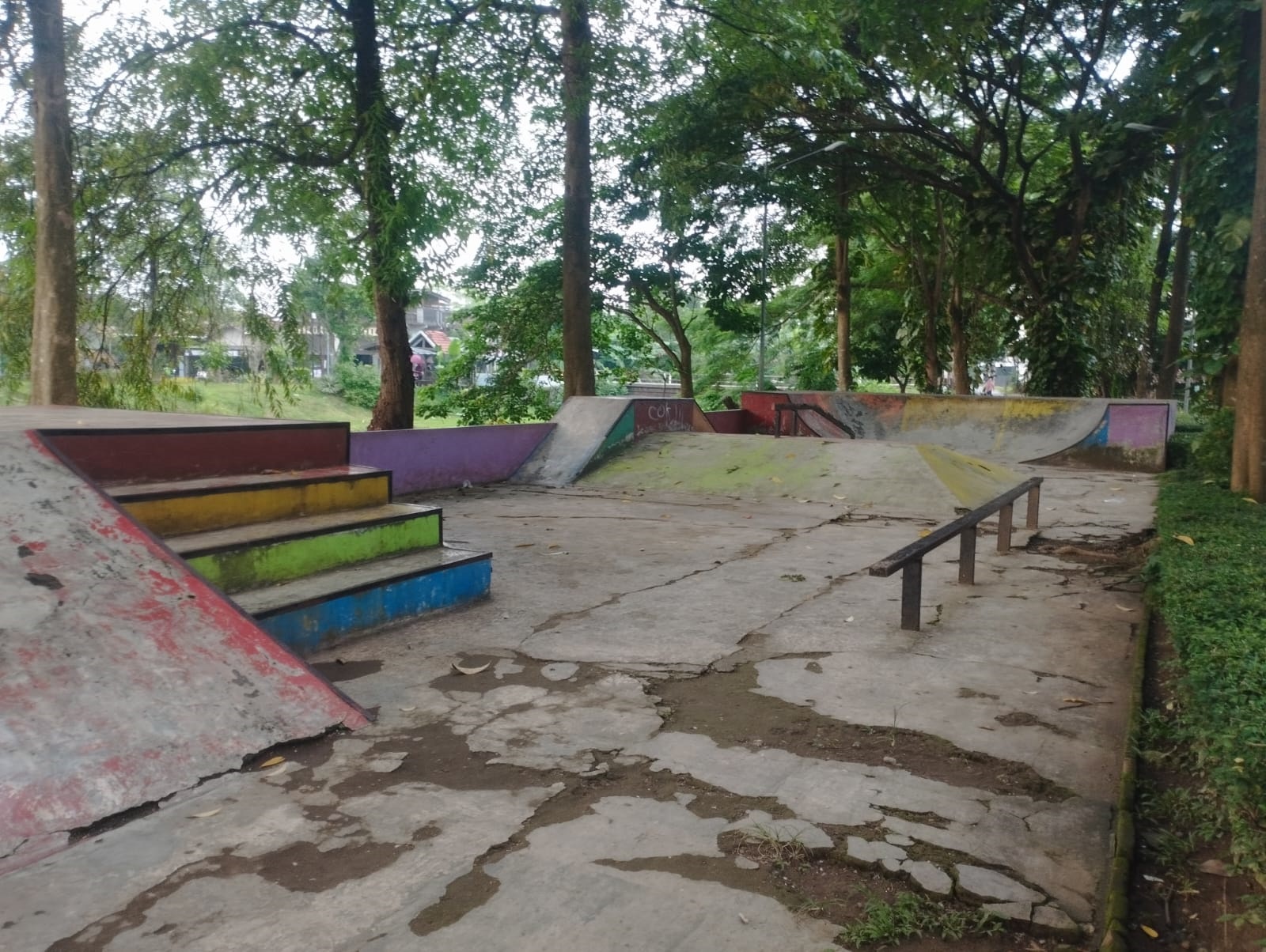 Kondisi arena skateboard di Tama Kali Ngrowo yang belum mendapat sentuhan pembaruan fasilitas.(ABDUL HAMID/RADAR TULUNGAGUNG)