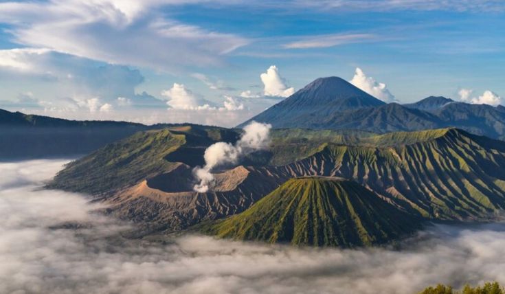 Misteri Gunung Semeru: legenda paku bumi, pesan Mbah Dipo, patung Arcopodo, hingga kisah Ranu Kumbolo yang sakral dan angker.