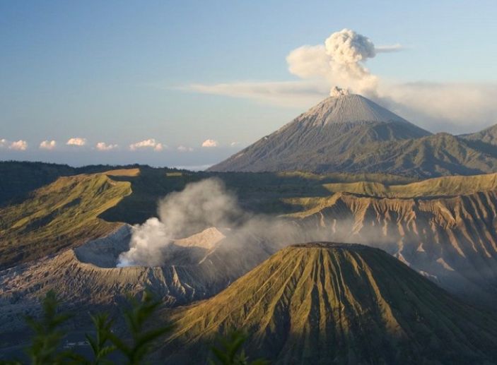Sejarah Gunung Semeru penuh misteri: kisah paku Jawa dari India, Ranu Kumbolo, prasasti kuno, hingga Mahameru gunung para dewa.