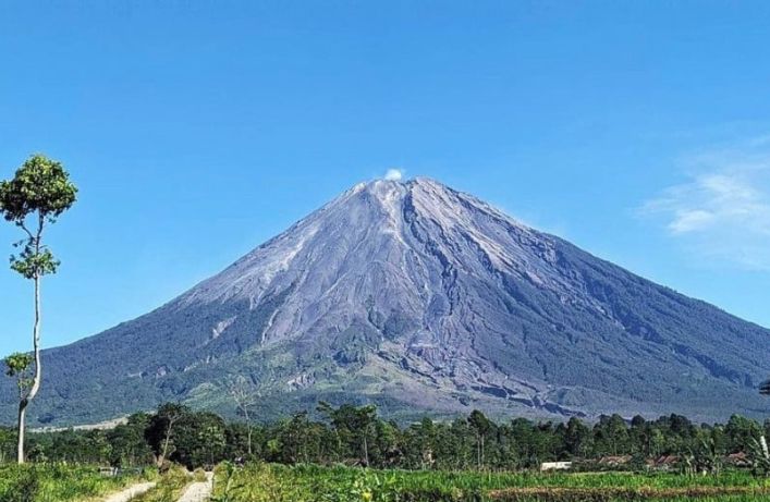 Misteri Gunung Semeru terkuak! Fakta letusan, wedhus gembel, larangan pendakian, hingga Arcapada Arcopodo di Mahameru.