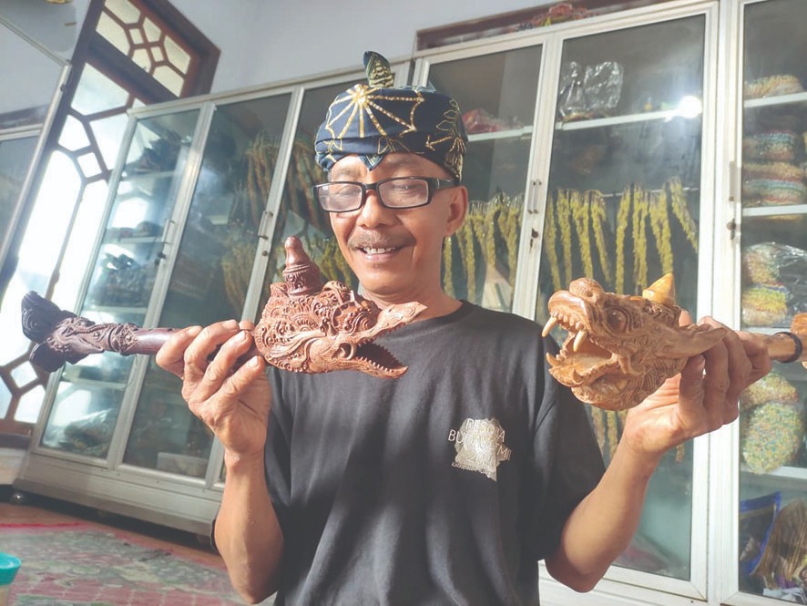 Sukamto saat menunjukkan slompret hasil karyanya yang digandrungi banyak seniman jaranan.(SANDY YUWANA/RADAR TULUNGAGUNG)
