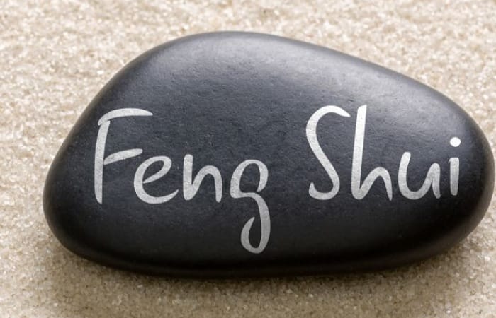 Feng Shui 2026 diprediksi membawa keberuntungan besar. Simak posisi bintang hoki, sektor rumah paling mujur, dan area yang perlu diwaspadai.